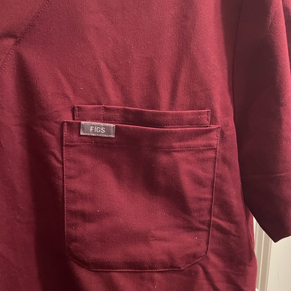 Figs Men’s Medium Leon Scrub Top in Burgundy - Picture 4 of 7